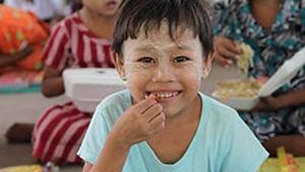 笑顔でご飯を食べている子供の様子