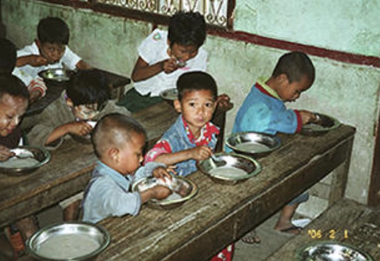子どもたちが夢中になってご飯を食べている様子