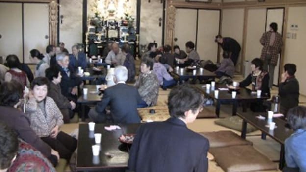 寺院で開催された地域住民の交流会・茶話会の様子